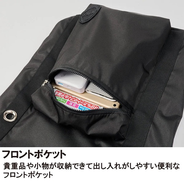 黒いバッグの前ポケットを開けたところ。スマホなどの小物が入っている様子。最小限の説明を重視。